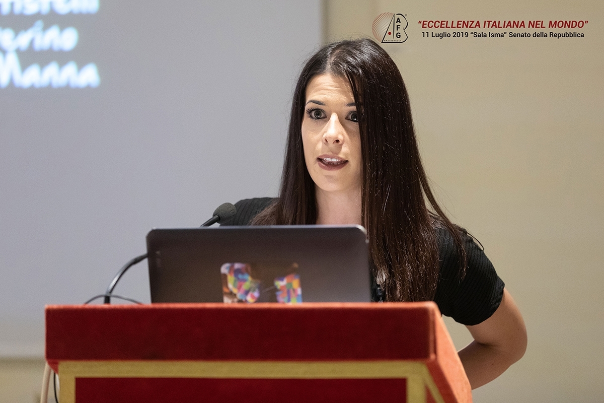 Rappresentante di EGSolutions che parla all'evento del senato