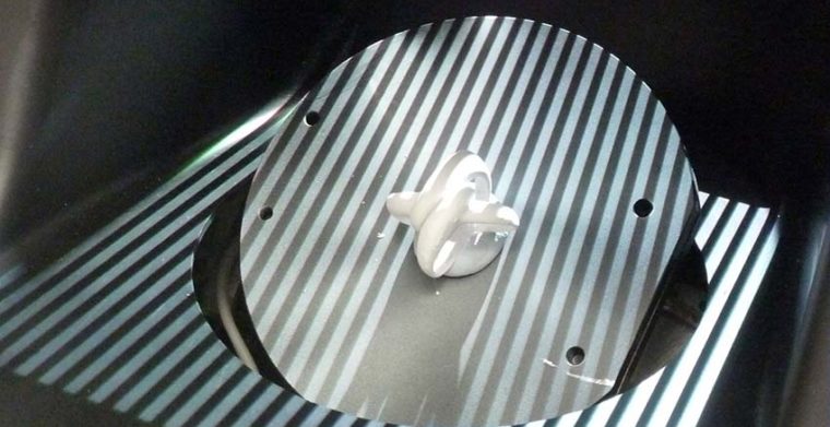 Scansione ad anello sotto luce LED dallo scanner 3D