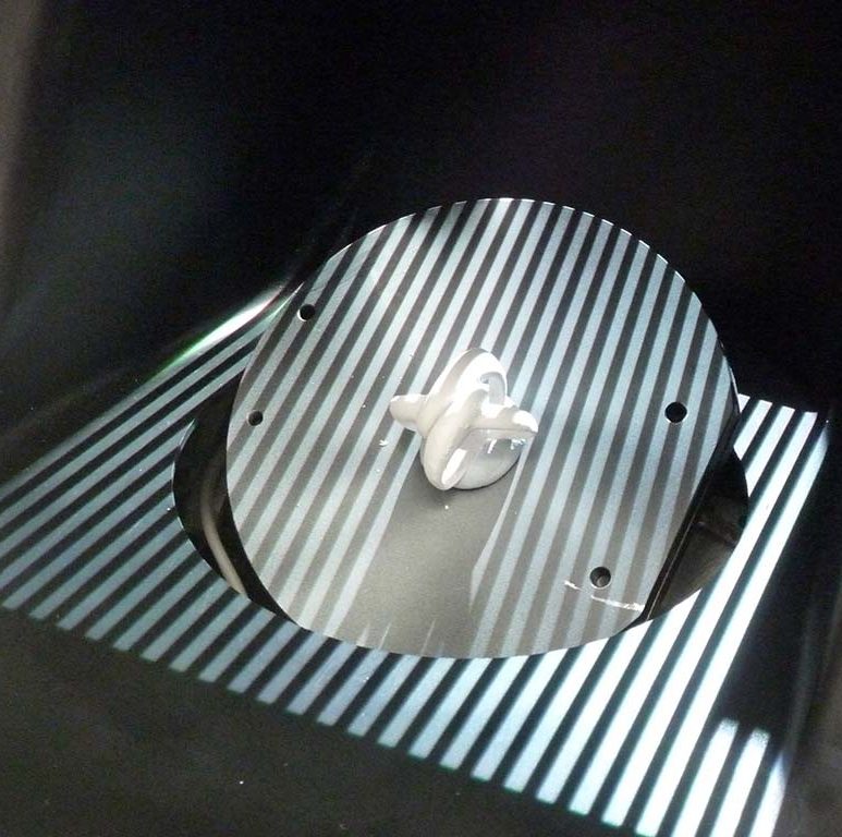 Scansione ad anello sotto luce LED dallo scanner 3D