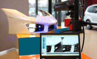 Evatronix 3D scanner being use to scan car parts | Evatronix 3D scanner utilizzato per scansionare parti di macchina