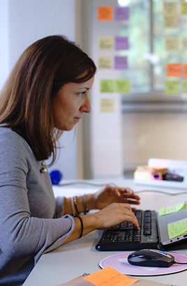 Donna che lavora con un calendario EGSolutions portatile