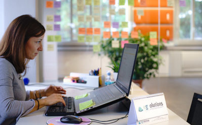 Donna che lavora con un calendario EGSolutions portatile