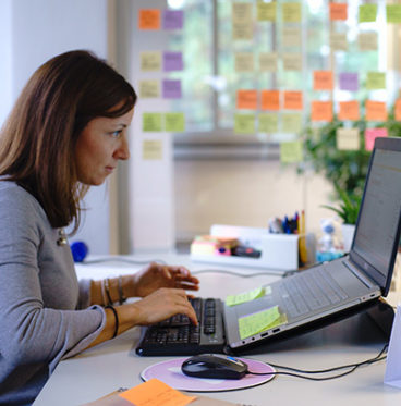 Donna che lavora con un calendario EGSolutions portatile