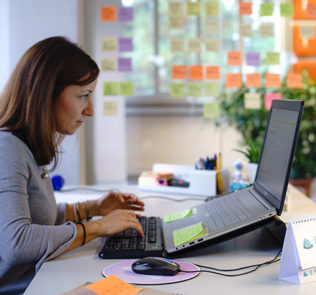Donna che lavora con un calendario EGSolutions portatile