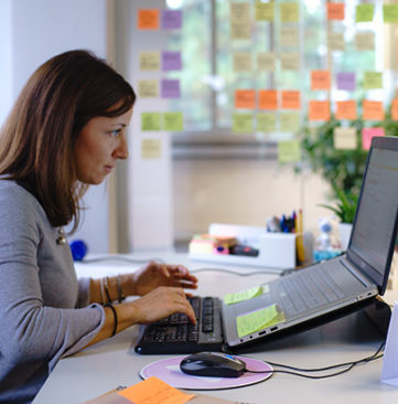 Donna che lavora con un calendario EGSolutions portatile